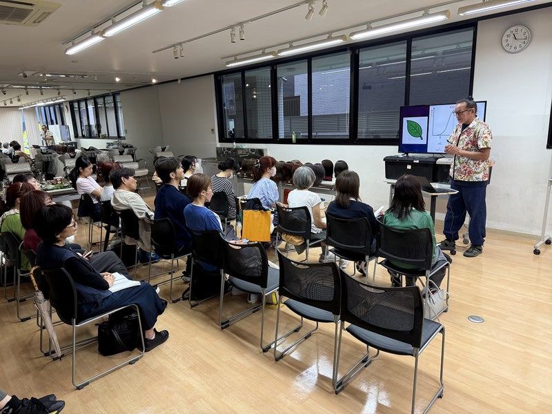 ヘナ木の葉を乾燥し粉にした染料＝ヘナ、それ以外はヘナではない。